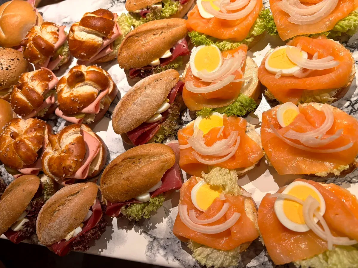 Belegte Semmeln: Lachs mit Ei und Zwiebel, Laugenknoten mit Fleischwurst und Roggenweckerl mit Schinken und Ei