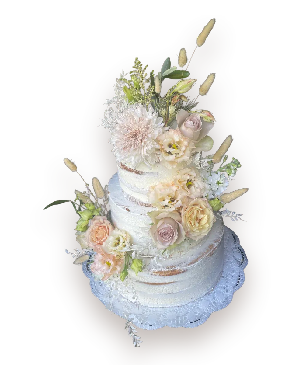 Zweistöckige halbnackte Hochzeitstorte mit einem großen Gesteck aus Trockenblumen in Weiß, Creme und Altrosa