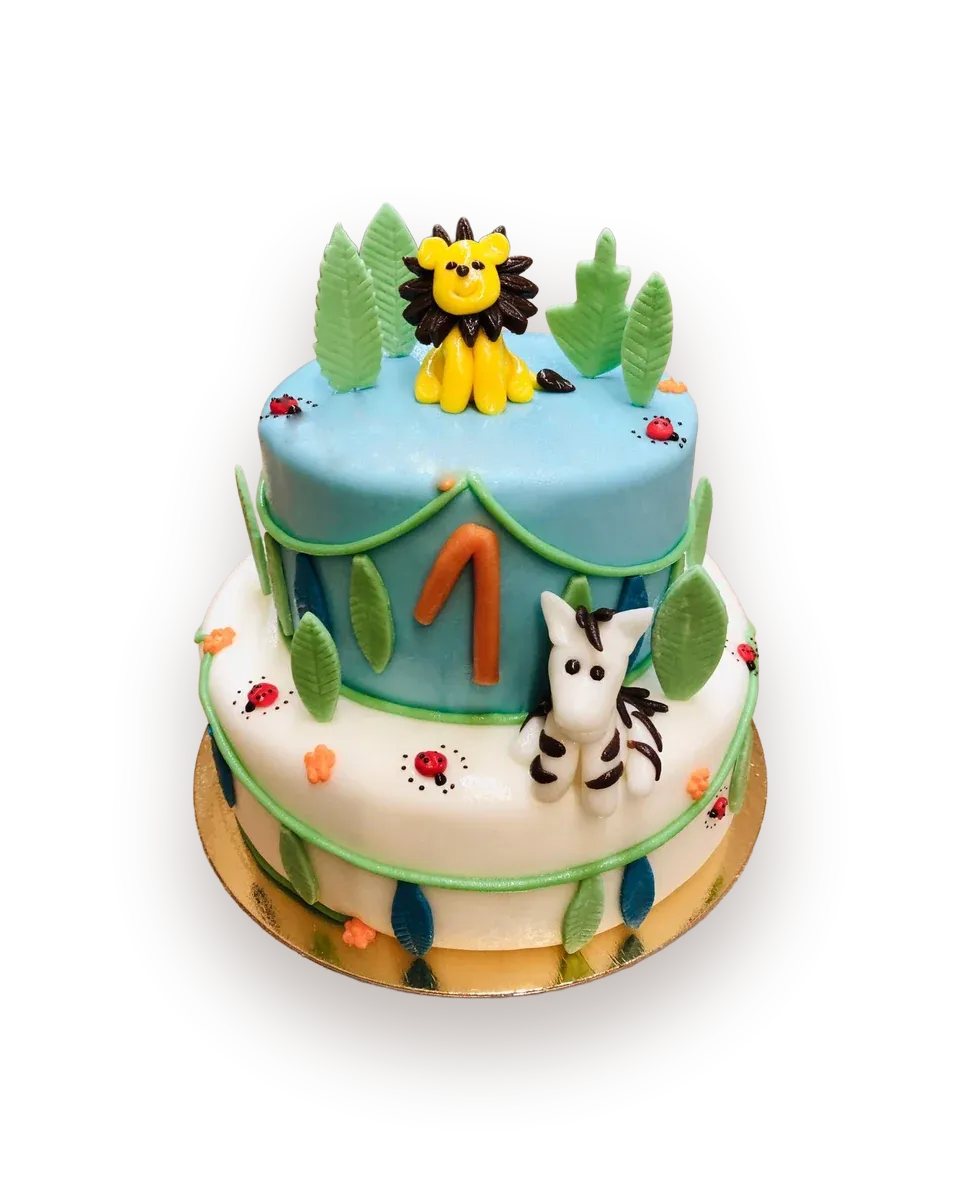 Zweistöckige Kindertorte in Weiß und Hellblau mit Marzipanlöwe, Zebra, Marienkäfern, grünen Blättern und einer großen orangefarbenen Eins