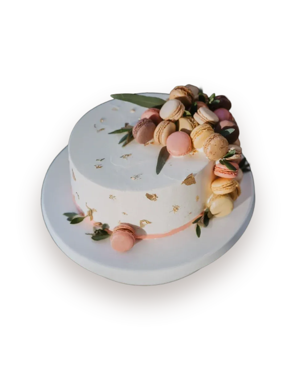 Einstöckige weiße Torte mit einer Kaskade pastellfarbener Macarons, Olivenzweigen und Blattgold-Akzenten