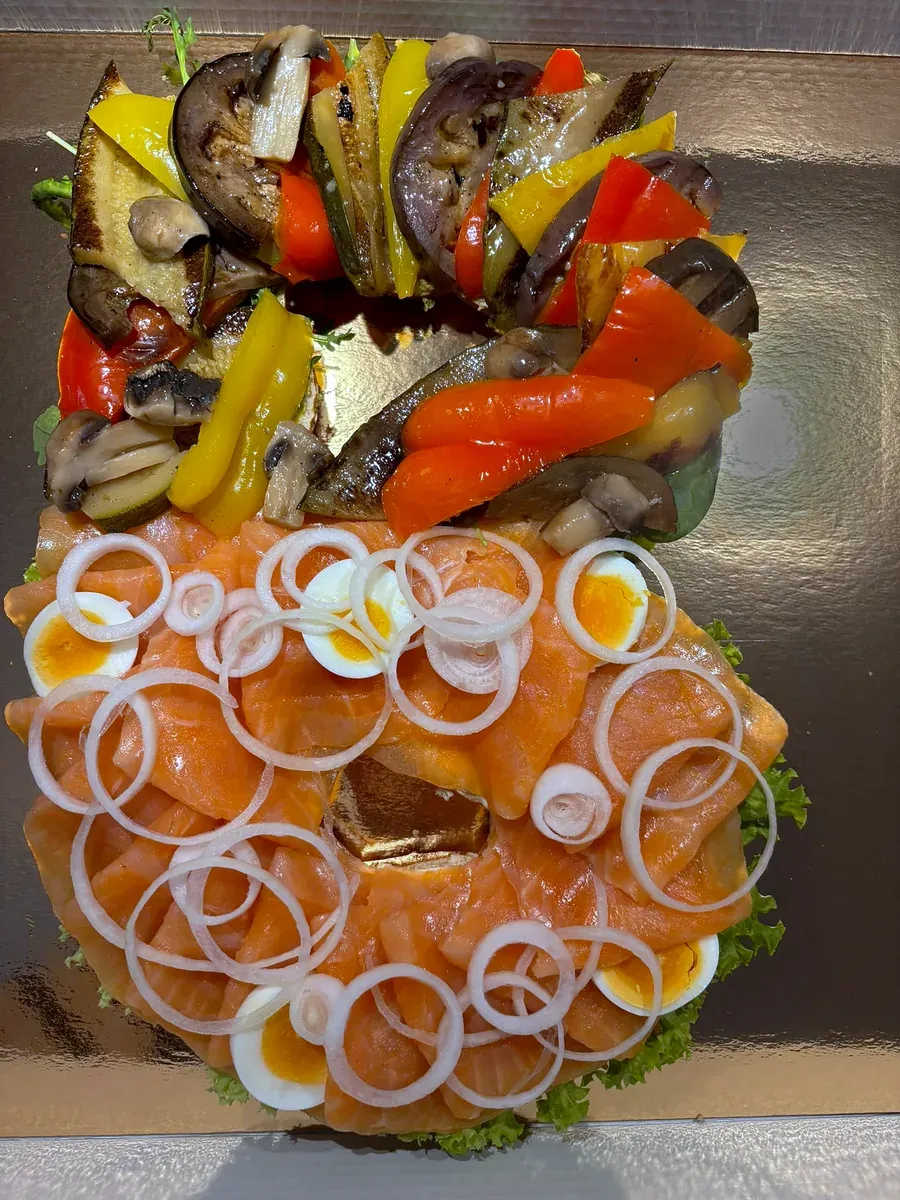 Geöffnete Zahlentorte: oben Grillgemüse mit Paprika, Aubergine und Champignons, unten Räucherlachs mit Zwiebelringen und Ei