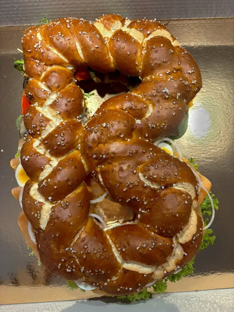 Herzhafte Zahlentorte aus geflochtenem Laugenzopf, gefüllt mit Lachs und Grillgemüse
